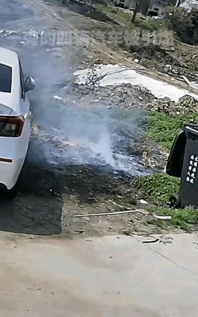 倒垃圾倒到倾家荡产！近日江苏镇江，一女子把一铲冒着烟的垃圾，倒入路边的垃圾桶，第