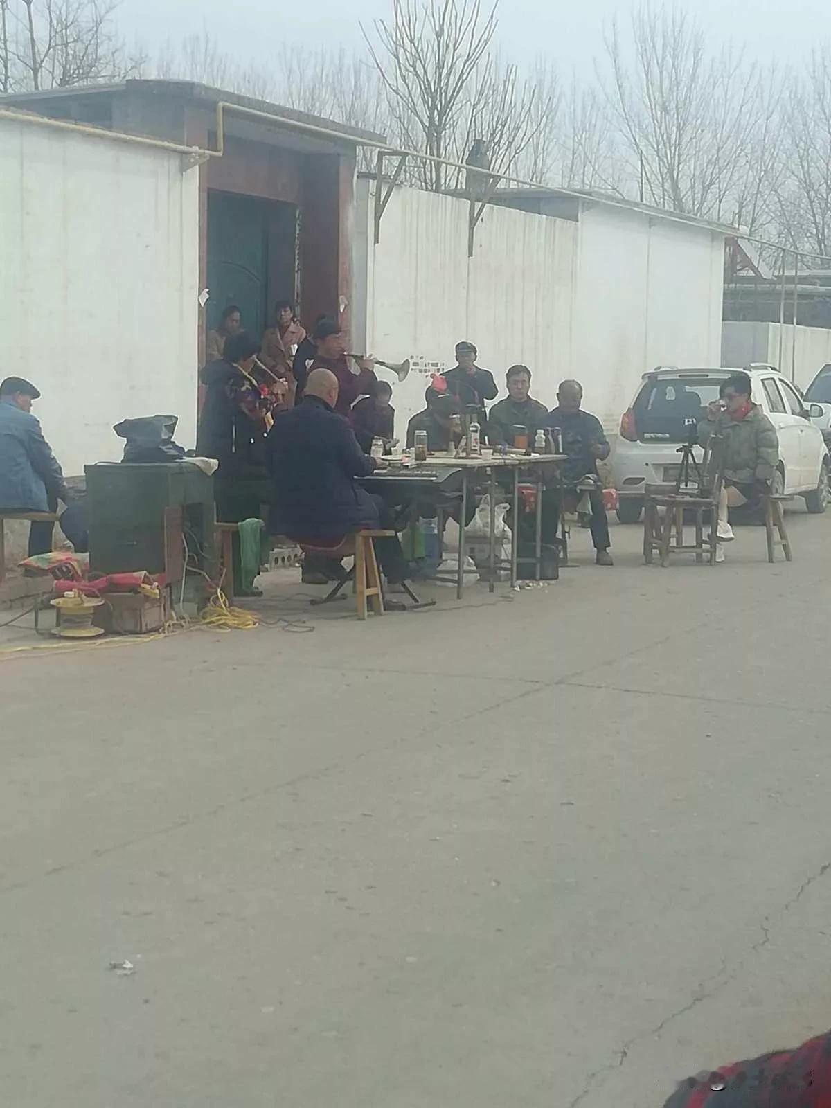 一席白事，窥见乡土人情的悄然变迁
 
前段时间，本家大爷离世，我特意请假回乡奔丧