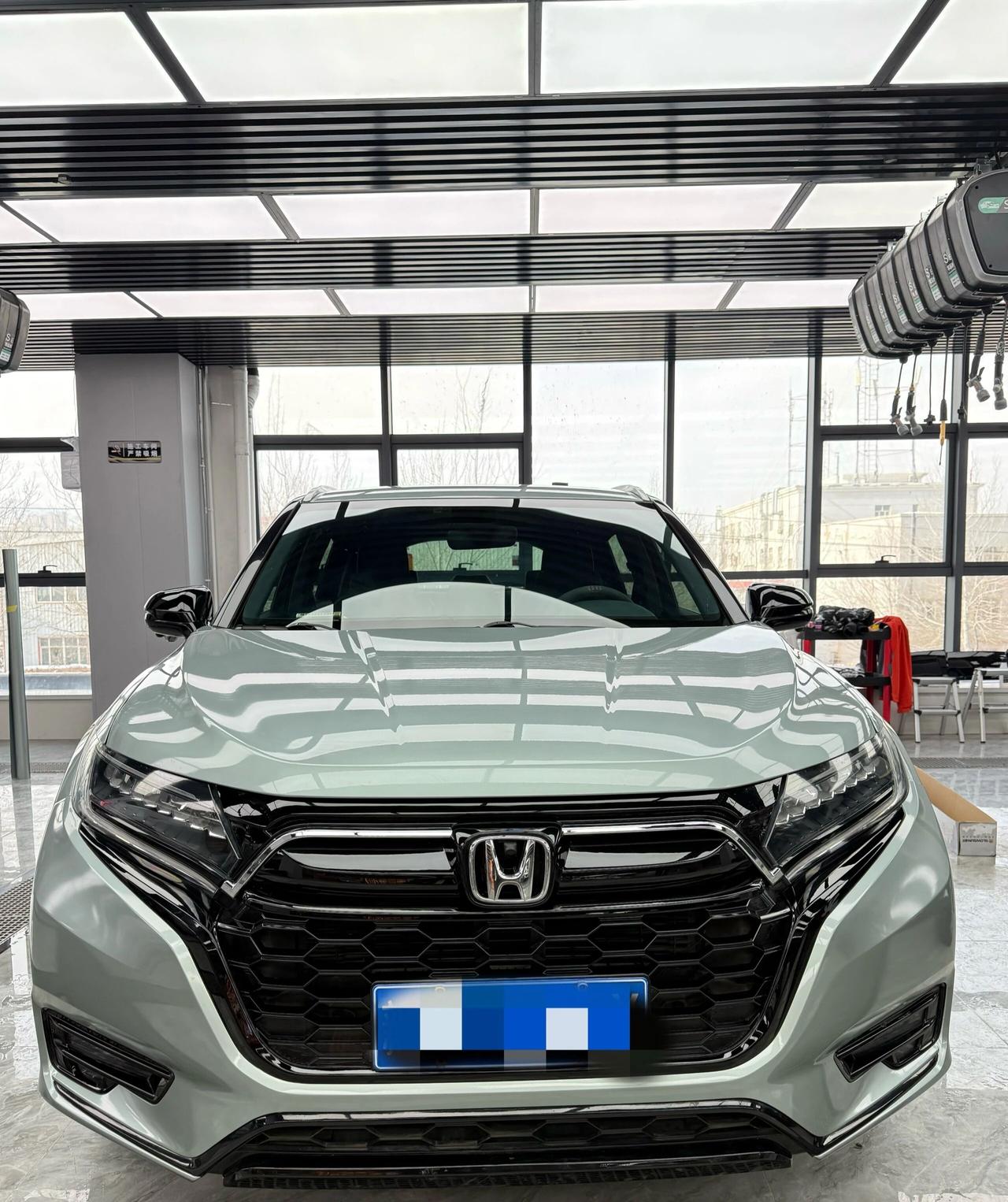 三改其色，终入山林｜URV的哈德林绿有些车，生来属于城市；
有些颜色，生来属于远