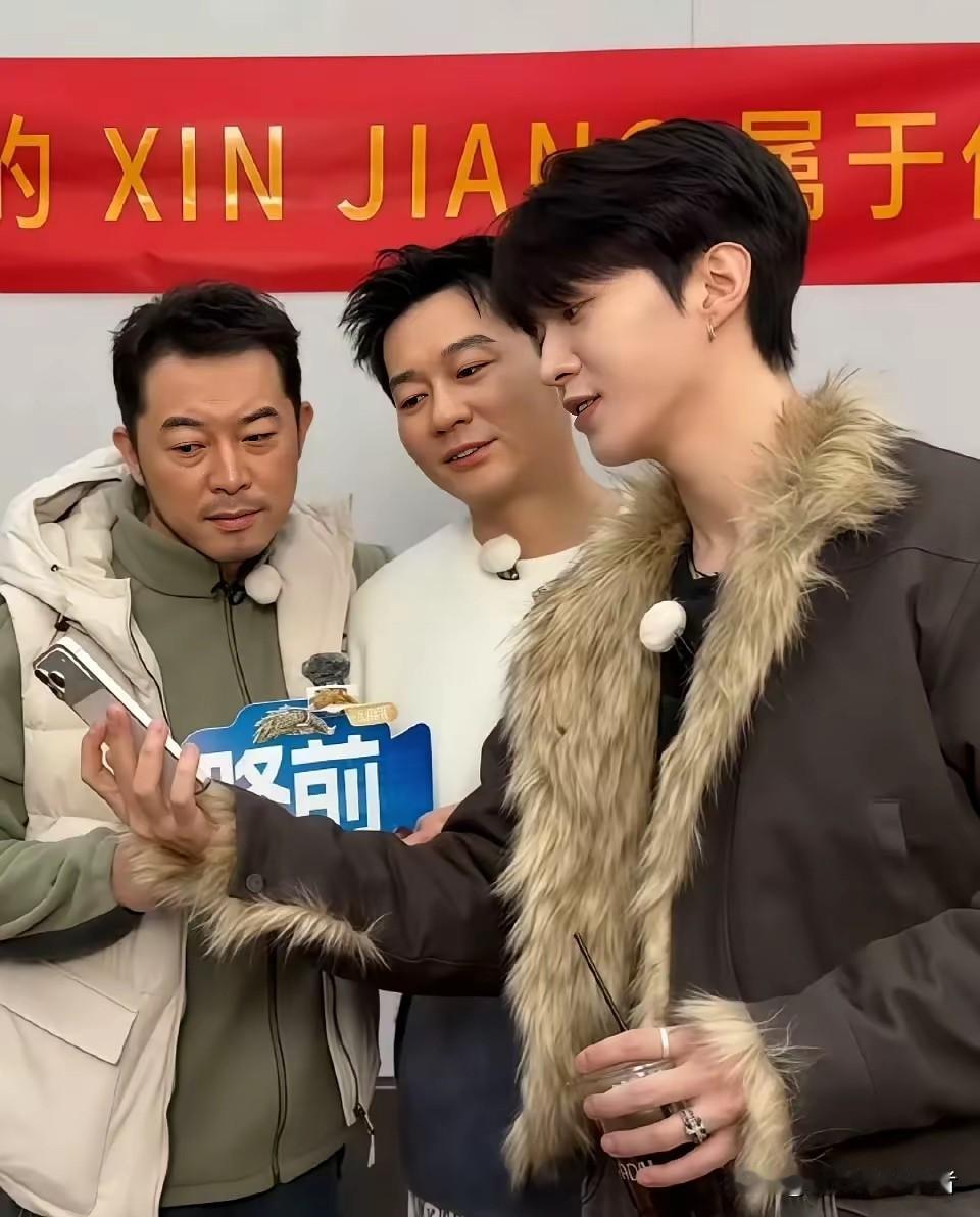 咱就说娱乐圈真是情谊深，范丞丞和前姐夫李晨不仅一起录节目，更是关系最好，默契最深