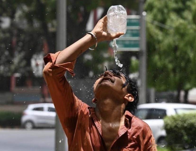 印度持续的高温天气，煎熬成了人们无法言语的苦楚，印度总理莫迪及时体察民情并发出温