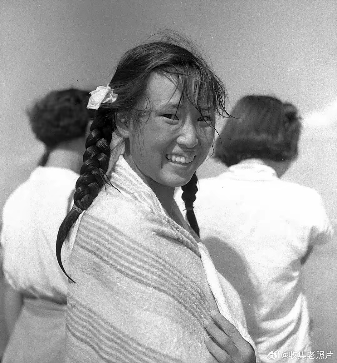 1959年，武汉东湖边游完野泳的女子。