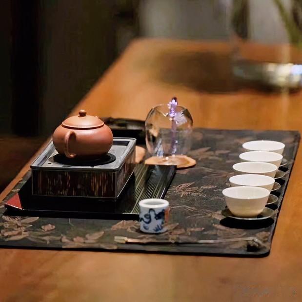 《静待天成·朝天子》
叶儿旋，水儿喧，盏里岁月延。苦尽甘来味自甜，静待即如禅。不