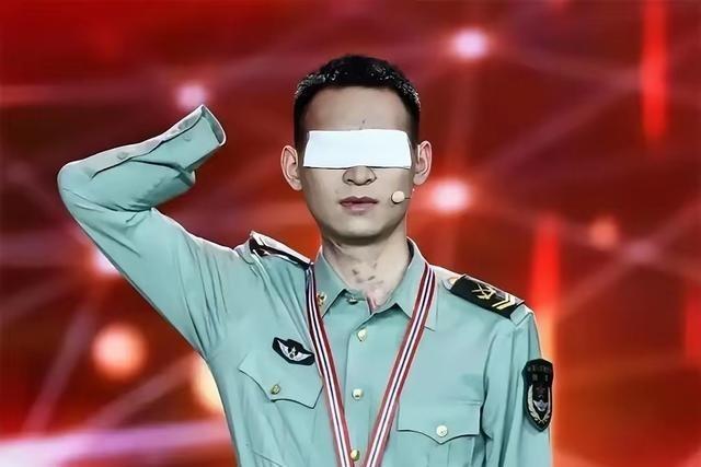 网上有人给杜富国算了笔账：月津贴3万2，国家分了180平的房子，水电燃气全免。 