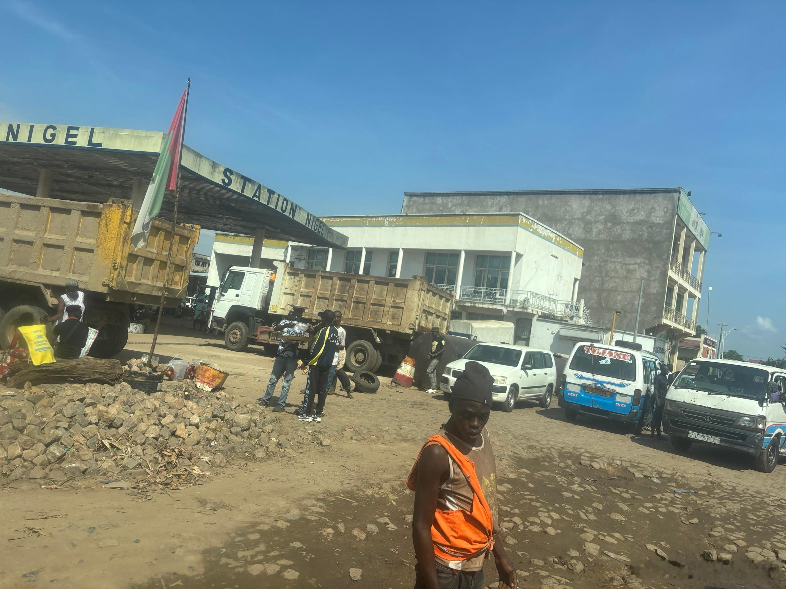 在非洲，真的是有想哭的时候！我一个人凌晨三点，坐车从卢旺达到布隆迪，下午六点才到