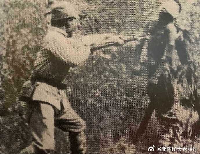 南京大屠杀期间，这个可怜的人被蒙住眼睛靠在两根棍子上，充当日军练习刺刀的活靶子。