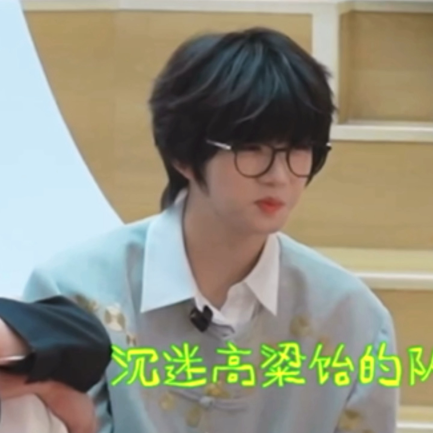 食之 以皱巴表情回应其口感… 