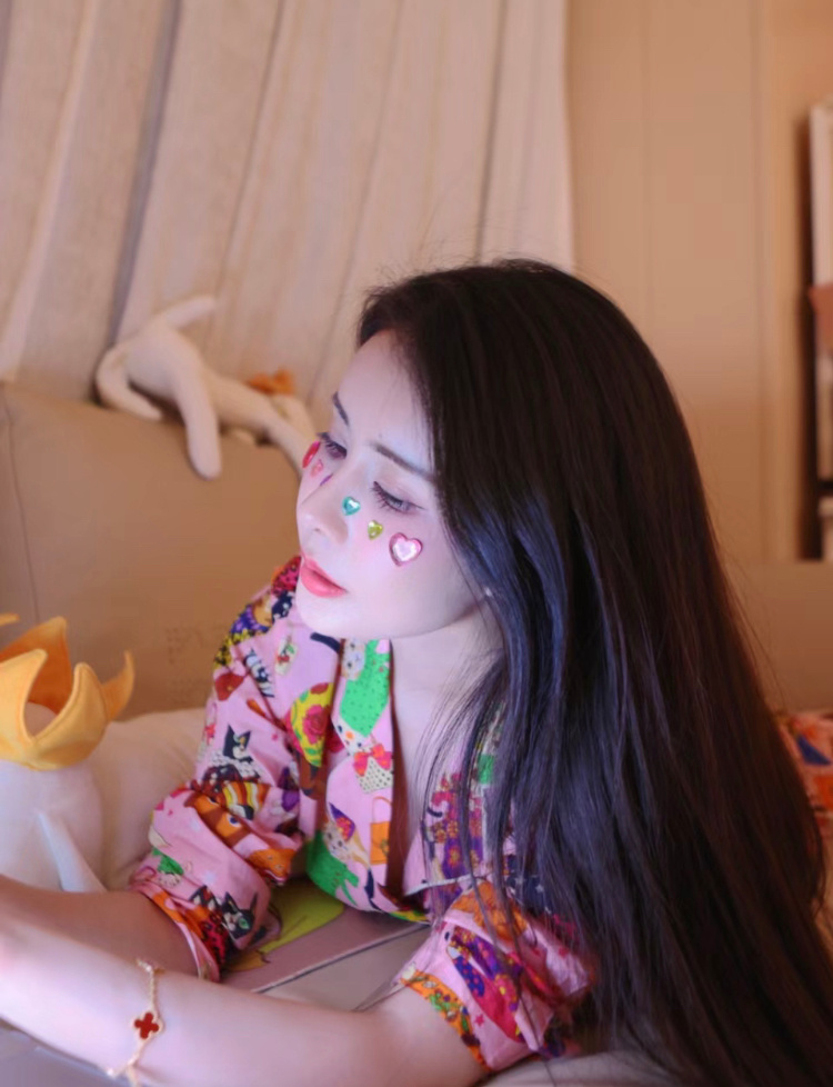 韦雪直播间说她从来不买奢侈品，说女生为什么要自己买奢侈品？当然是别人送啊 ​​​