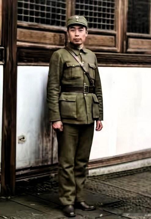 照片拍摄于1939年3月30日，浙江绍兴，周恩来在姑父王子余家庭院中留影。

周