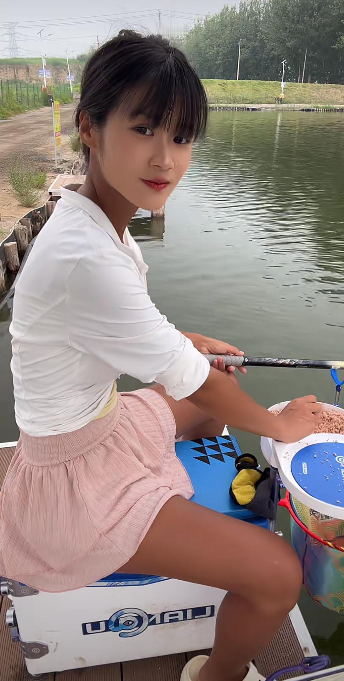 没晒黑的钓鱼佬都是假钓鱼佬钓鱼妹子