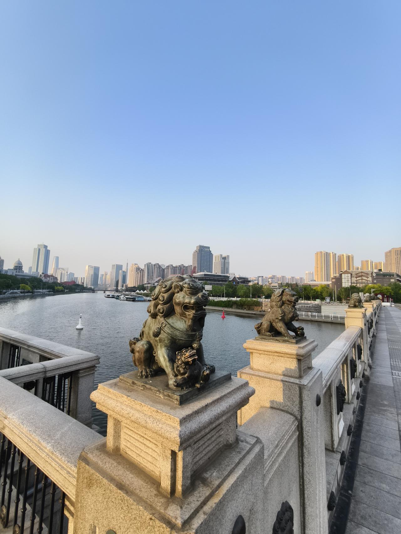 天津海河、狮子林桥、沿岸建筑以及晴朗的天空！