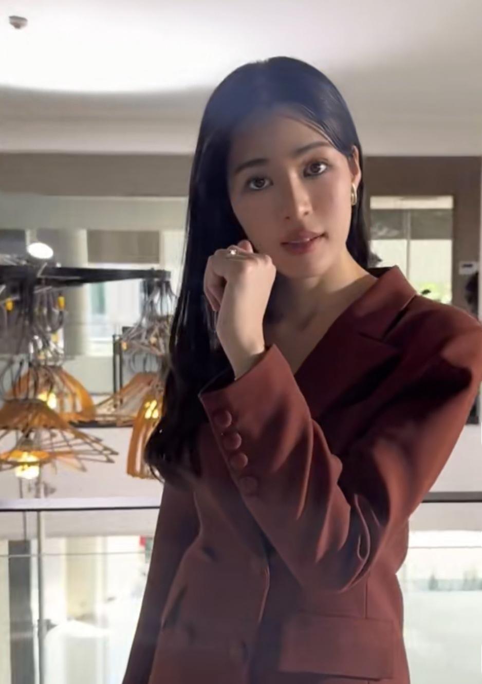 这个大美女卖萌起来也是挺好玩儿的啊。