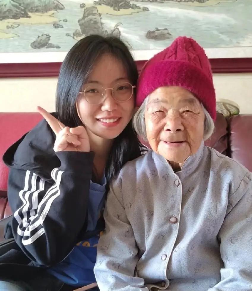 26岁姑娘为省钱，和上海68岁阿姨同住六年。后来阿姨患上老年痴呆，子女回来商量照