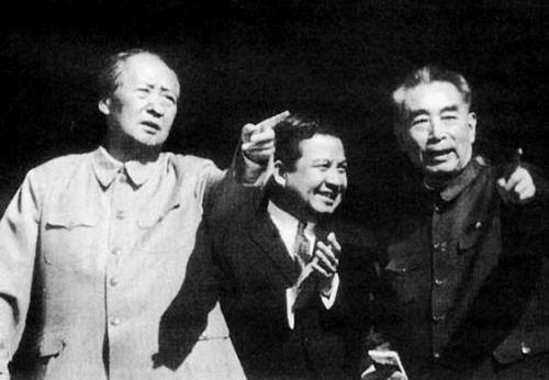 1964年庆典上周总理宣布好消息后见气氛热烈，幽默劝大家不要再跳，楼板要撑不住了