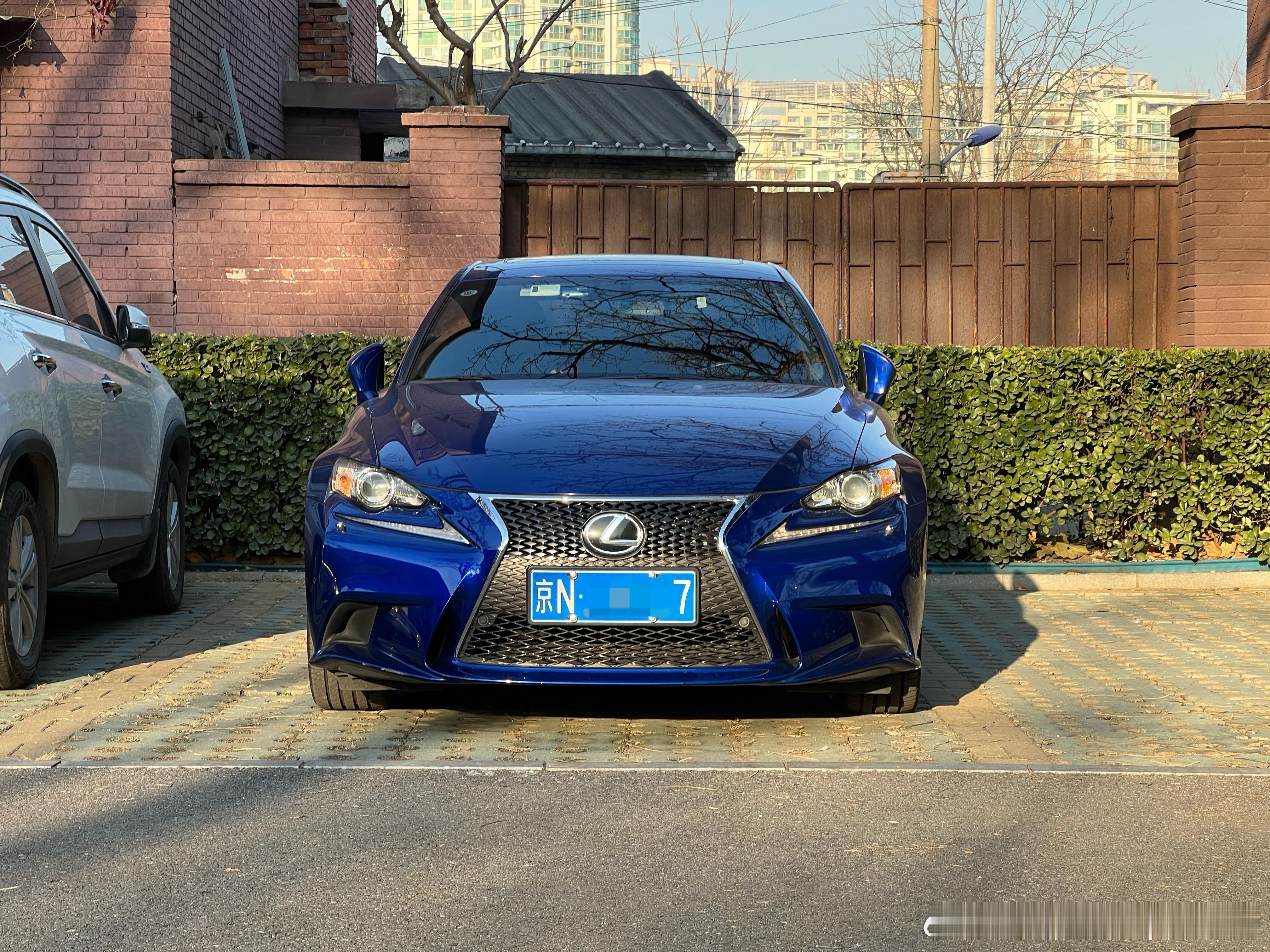 这代雷克萨斯IS真的好漂亮。要细节有细节，要比例有比例，要内饰内饰，要坐姿也有坐