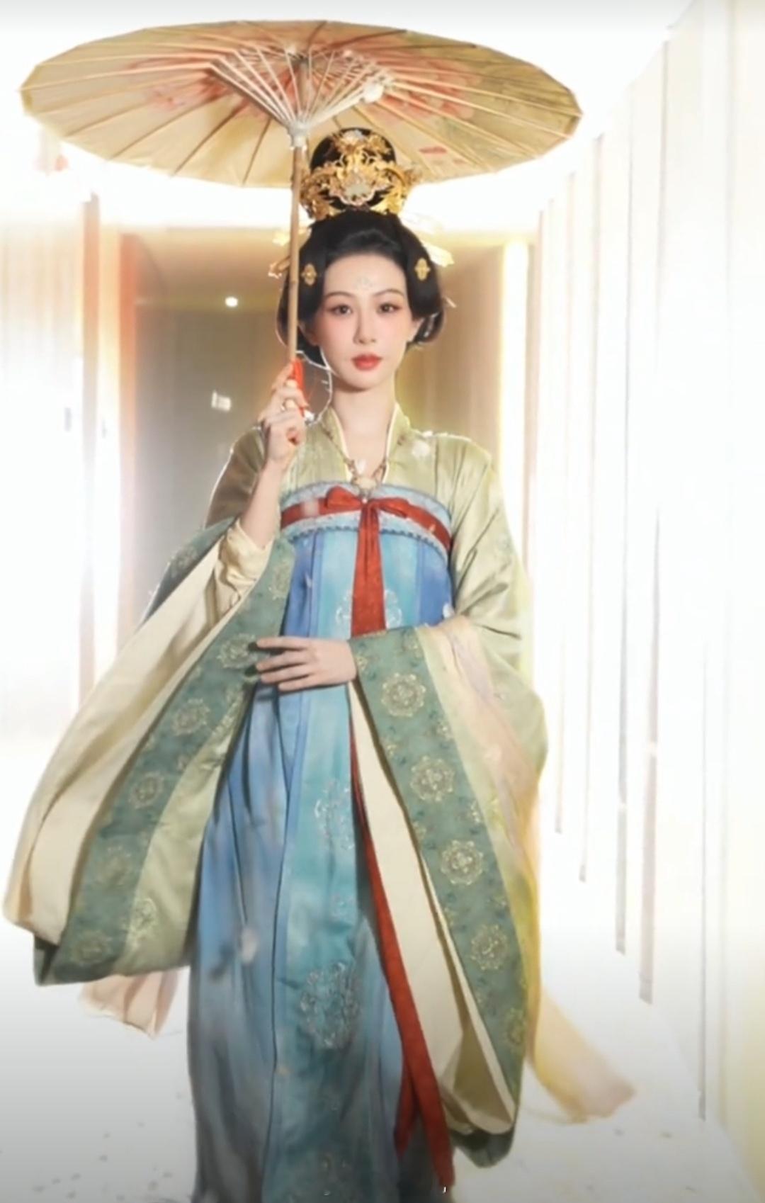 国色芳华亲爱的热爱的共创  好一个前世今生，期待下站的何惟芳！ 