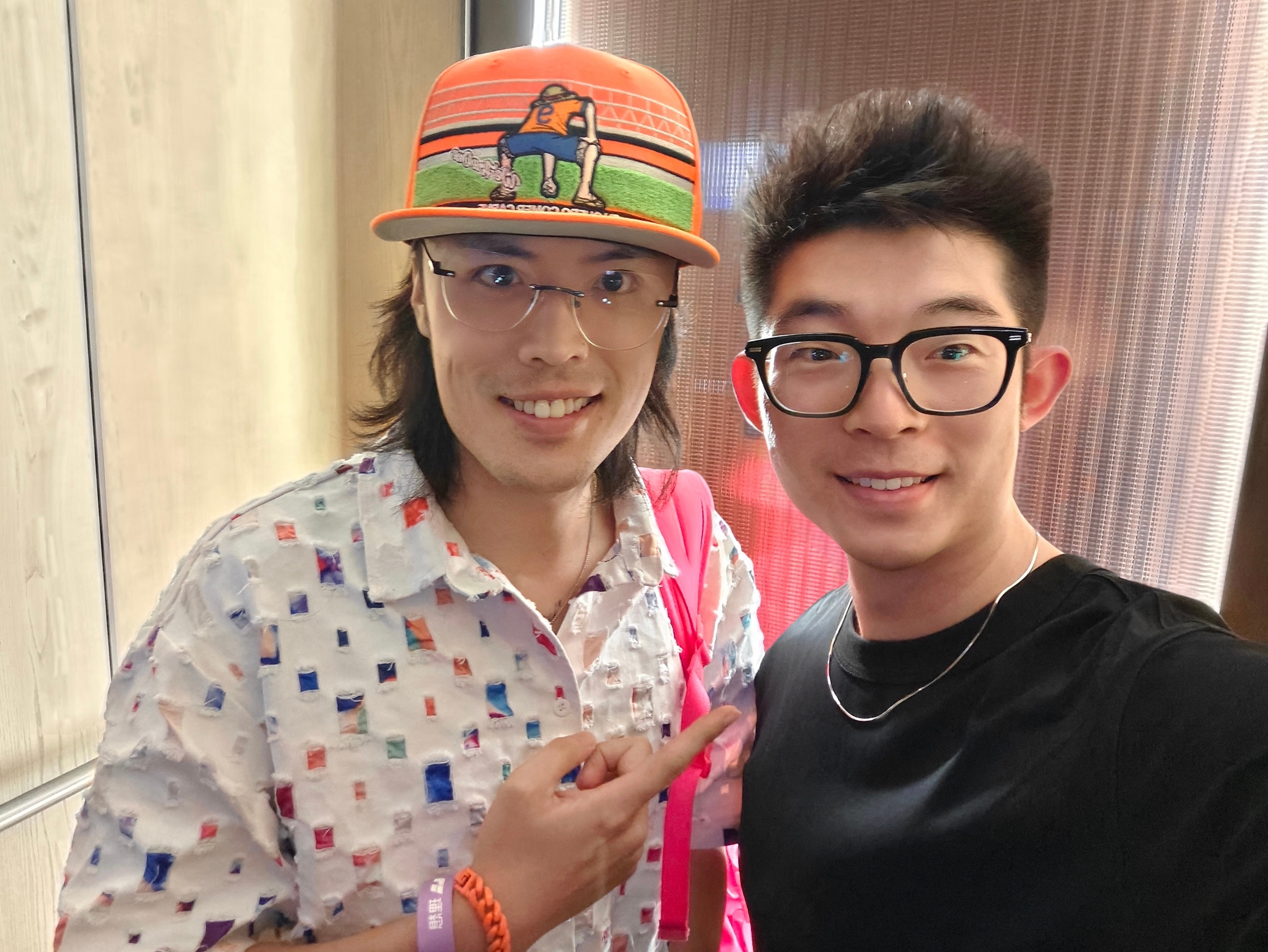 电梯里碰见本人比视频里帅啊[笑而不语]  ​​​