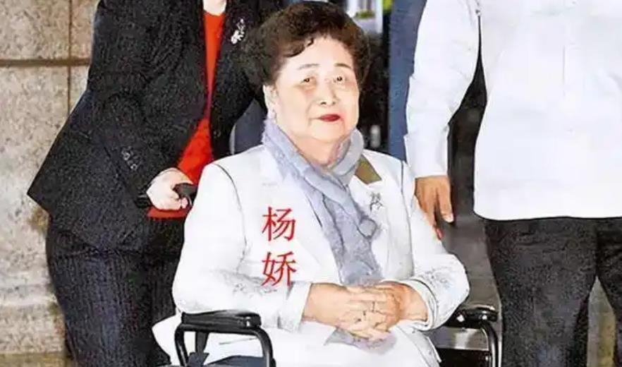 1975 年，台湾首富的妻子杨娇，因受不了丈夫出轨，毅然放弃豪门生活，带着 30