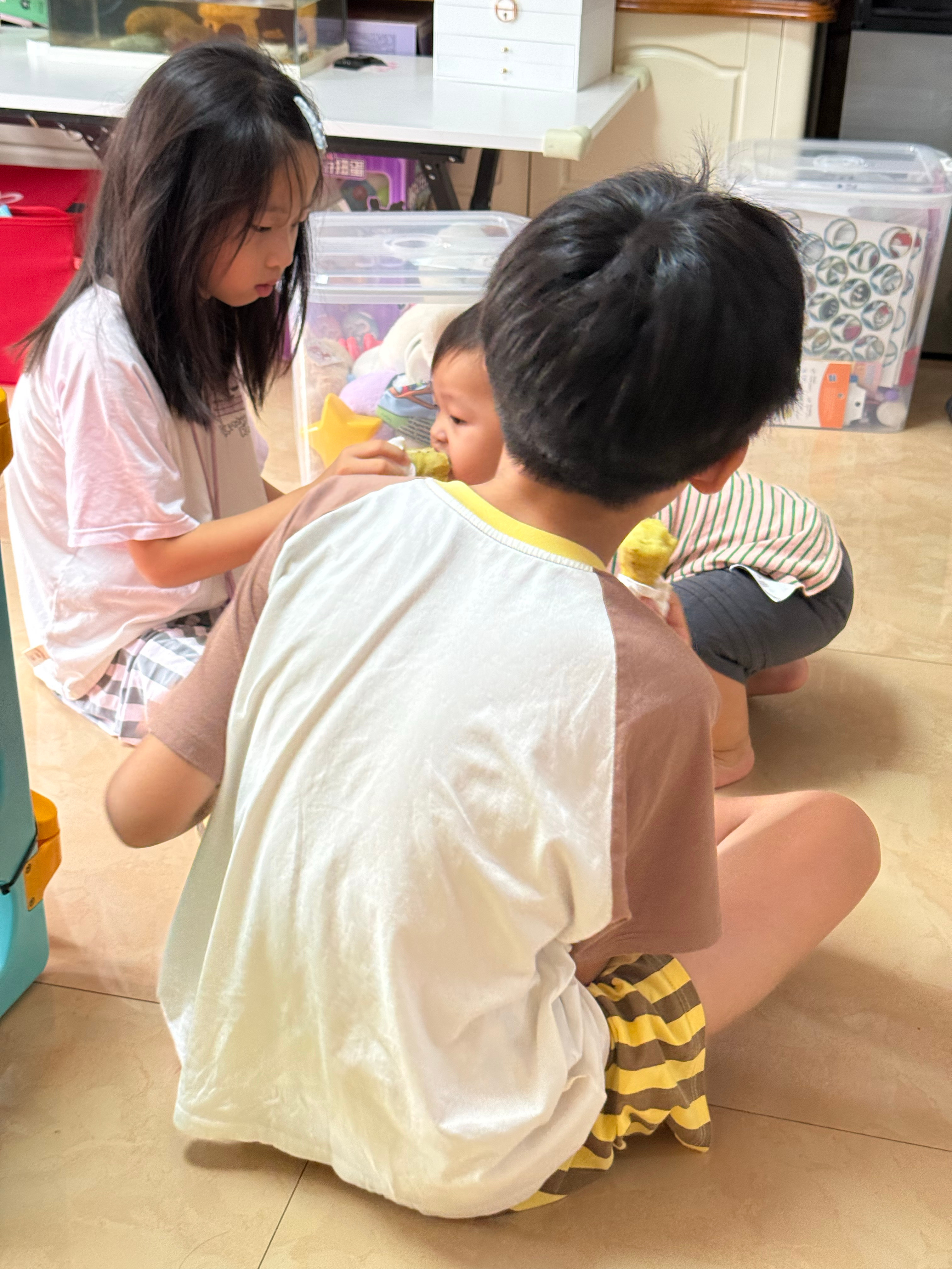 小孩也真是可爱，同样拿着番薯，弟弟是绝对不会去找哥哥投喂，看都不带看一眼的。萌娃