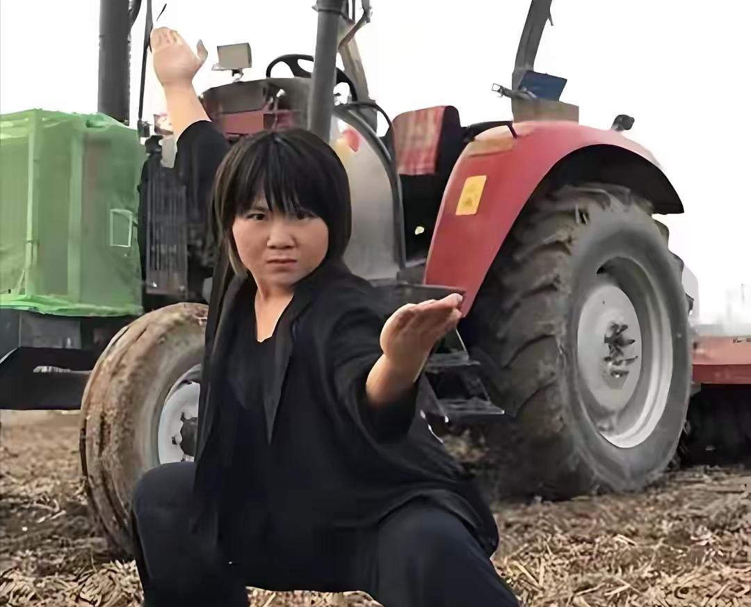 看了关于河南“李洪贾”姐姐的报道后不得不说特佩服那练了二十多年武术的小李姐姐真是