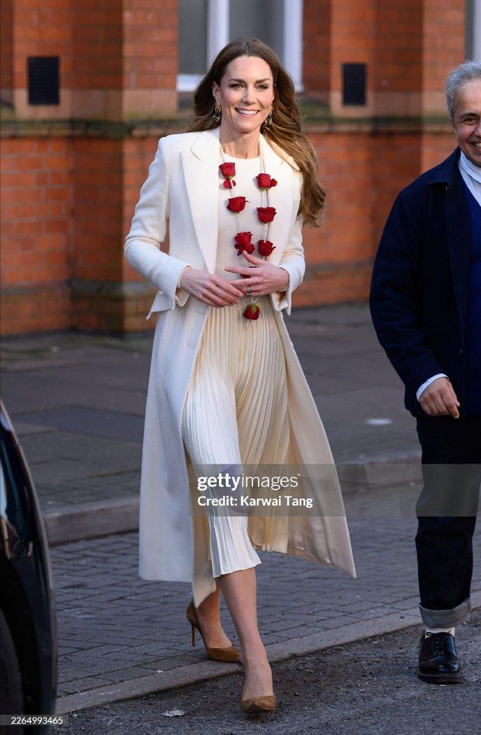 凯特今日可谓美若天仙[飞吻]
在英国莱斯特的印度社区，她获得玫瑰项链，
正好白色