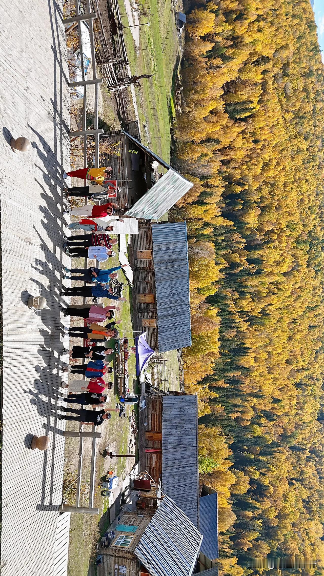 “神的自留地，最美童话村”
进入深秋季节，新疆阿勒泰地区禾木村迎来一年中最美时节