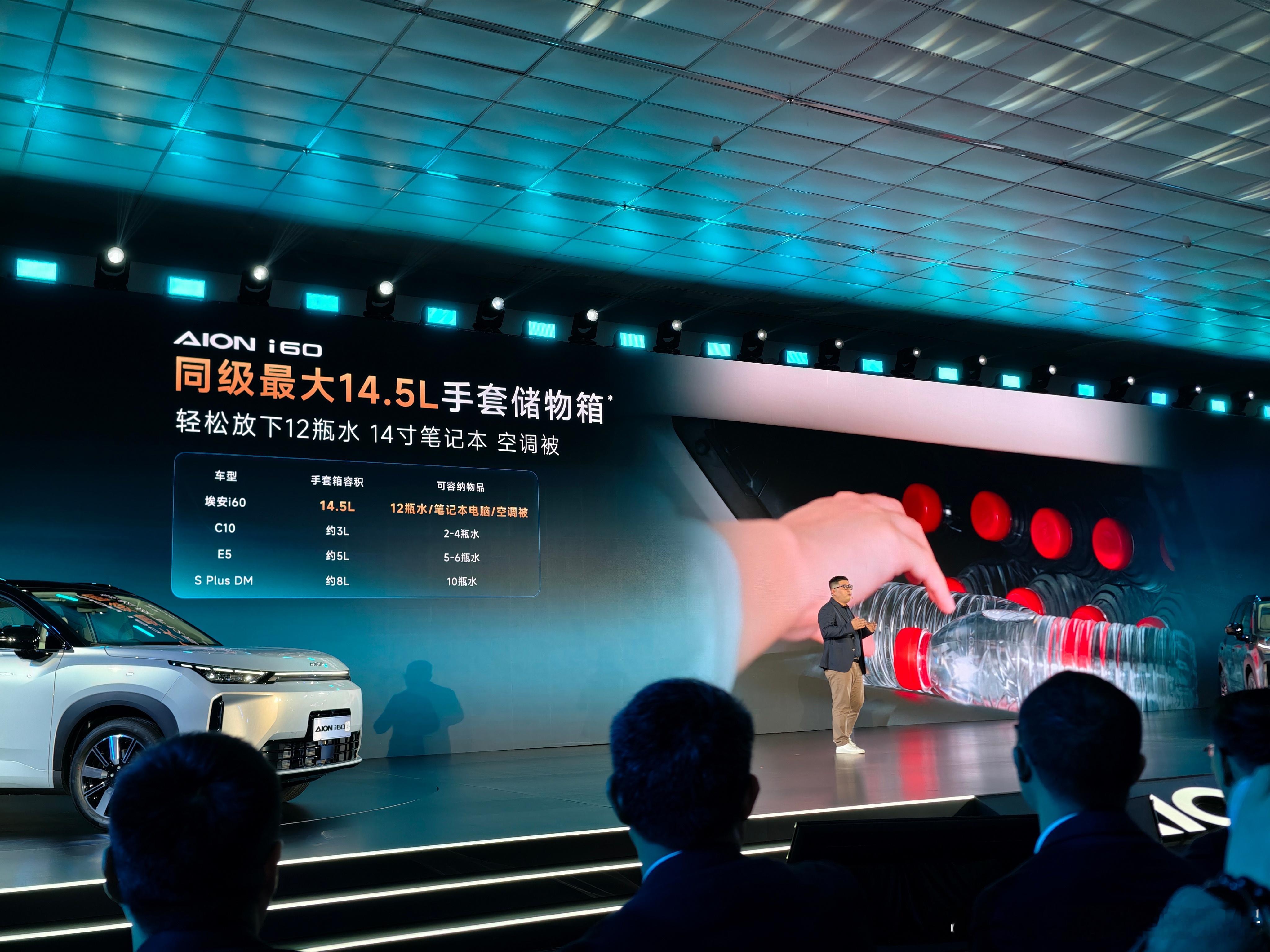 副驾手套箱能放12瓶水，对于家用车来说，太友好了 这就不是我的日常吗？想把一切杂