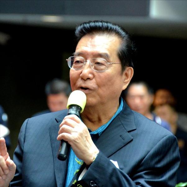歌唱家，杨洪基，去参加一个红歌会，遇到记者问，您对李双江怎么看。杨洪基挠头，不回