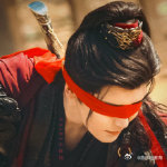 侯明昊 侯明昊在剧集里红绸蒙眼的造型让人印象深刻，黑甲搭配鲜红绸带勾勒出众轮廓，