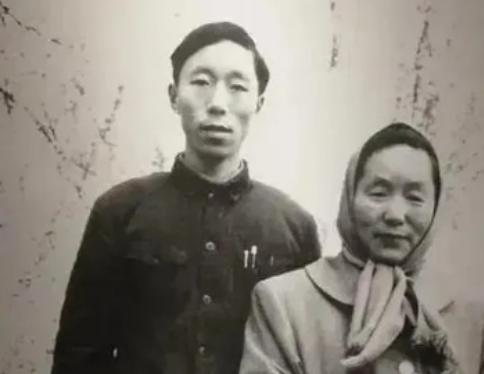 1937年地主扛回昏倒女兵，解开衣襟的瞬间他惊到失语：怀里竟藏着条小生命！ 那天
