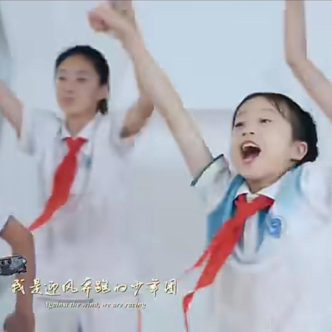 易烊千玺好青春的空军招飞曲不是硬喊口号那种燃，是他把"我也曾偷偷发呆"先唱给你听
