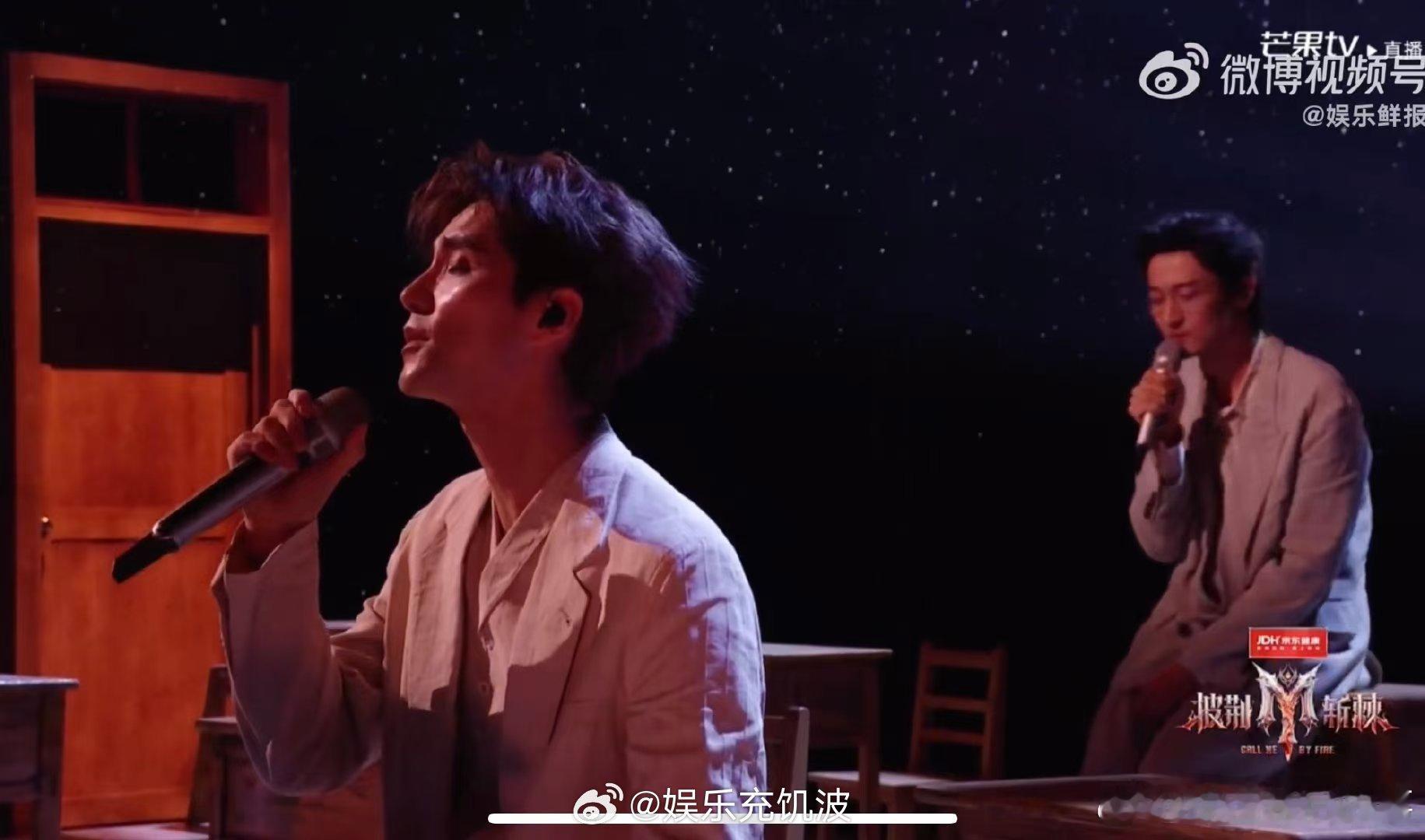 披哥二公队长秀声线好搭世界上不存在的歌舞台杀伤力 没有华丽的编排，却有着最动人的