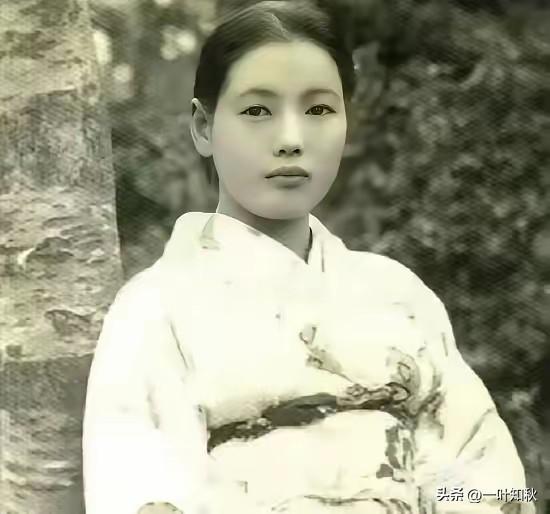 1978年，重庆江津白沙镇一名农妇正在喂猪，几辆轿车突然到访，来人告知她拥有数百