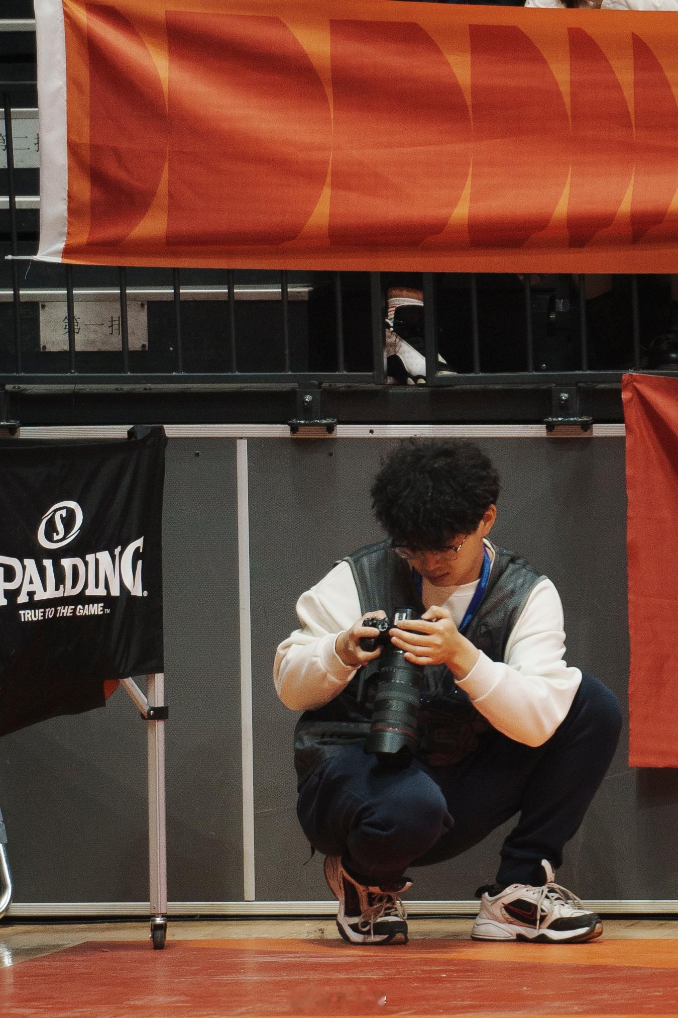 又收到两张拍摄女篮时的工（摸）作（鱼）照图二我这是干啥呢 哈哈哈哈 