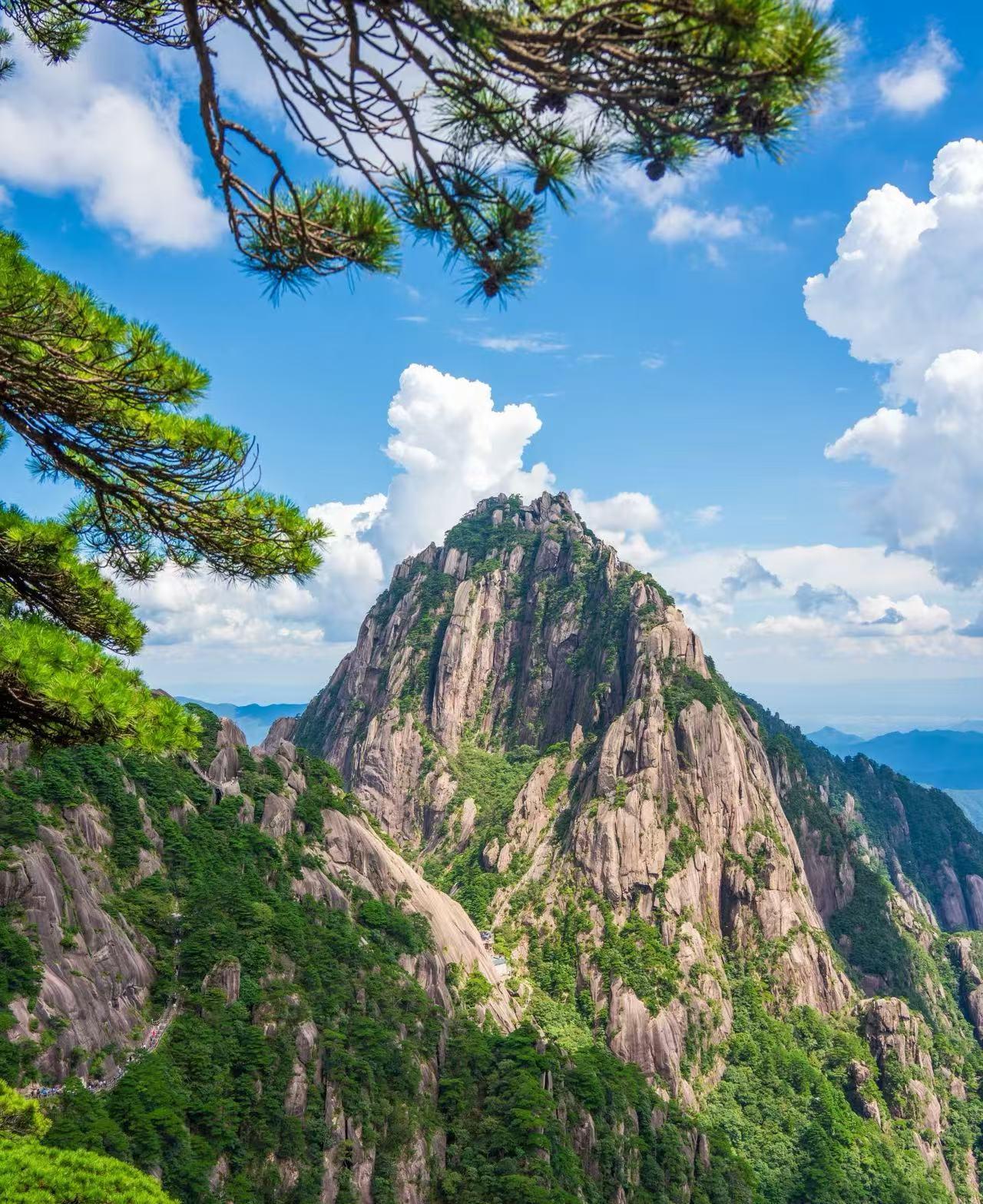 安徽黄山｜雨后云海+瀑布秘境，22℃美景攻略！
📍安徽黄山风景区（南大门汤口镇