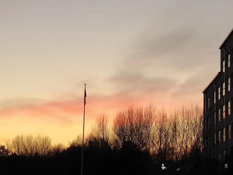 没钱的人不喜欢交朋友，原因挺现实。古人就说“穷居闹市无人问，富在深山有远亲”，亲