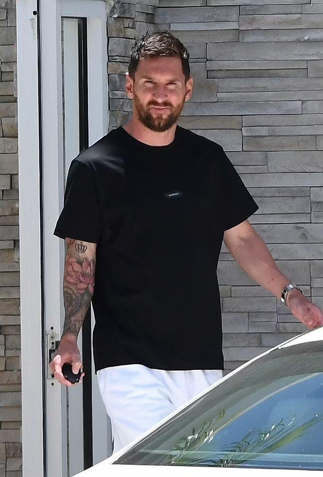 梅西实在是太忙了！既要上班训练+比赛，还要下班带蒂总去看房[笑哭]，甚至晚上陪贝