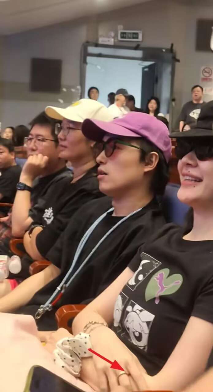 金靖导演老公露面，气质干净素颜也挺帅，夫妻俩这性格差距是真大 