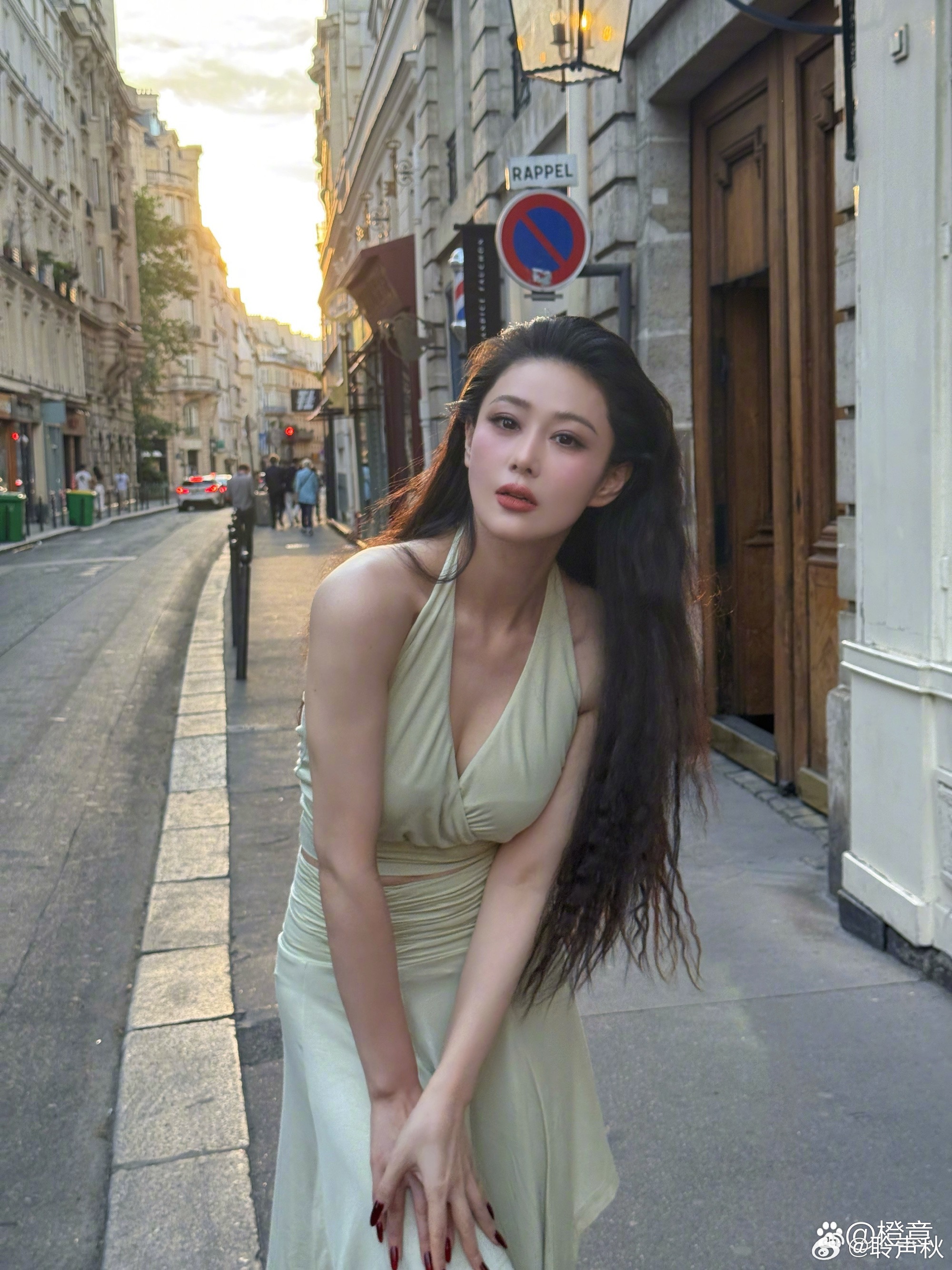 巴黎街头的落日余晖，洒在温柔的一抹绿裙上，张馨予也太美了 