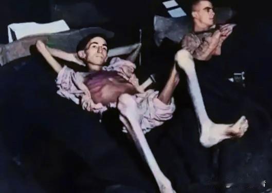 1944年，被德军俘虏的美国士兵约瑟夫·戴姆勒终获解救，骨瘦如柴，1米78的大个