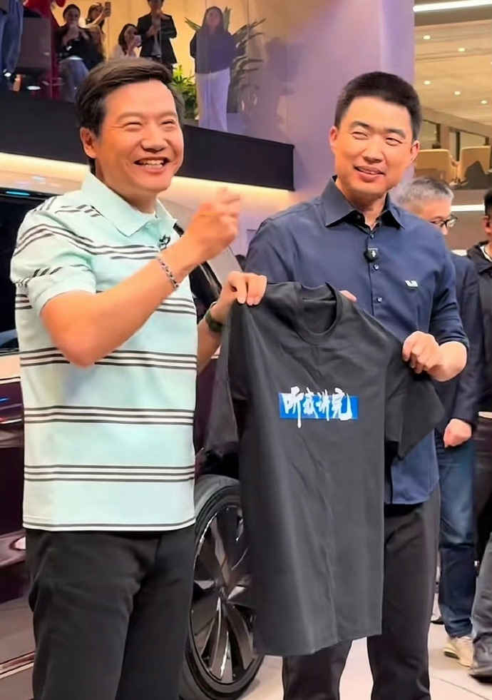 2026北京车展 雷军送何小鹏和李想 T恤送何总的是：都是好鹏友，而送李总的是：