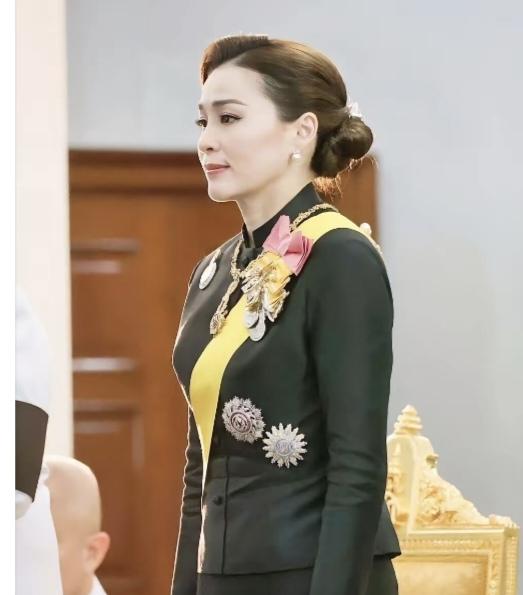 苏提达王后又获博士学位啦！12月13日下午，泰王和苏提达王后在律实宫接见朱拉隆功