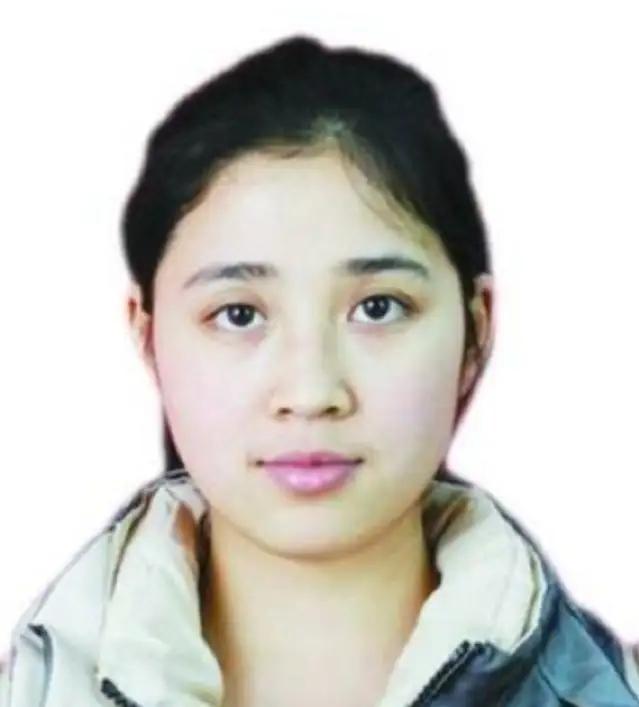 1990年，重庆icon36岁光棍捡到了一个女婴，不舍吃不舍喝将女孩养大，谁知，