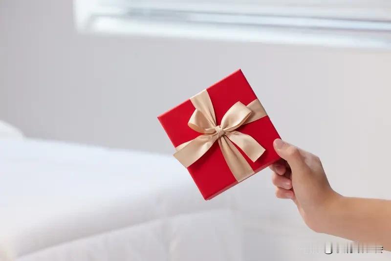 有些礼物就是留不久。像食物类，一盒精美的巧克力，丝滑香甜，没几天就被吃光；一份新