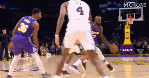 詹姆斯这是41岁了？

持球突破隔扣马刺中锋科内特，起跳高度显然已经不够了，但力