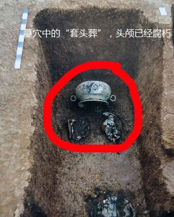上世纪七十年代，贵州赫章县发现神秘古墓群，考古队员发掘后诡异的很：墓里的死人，个