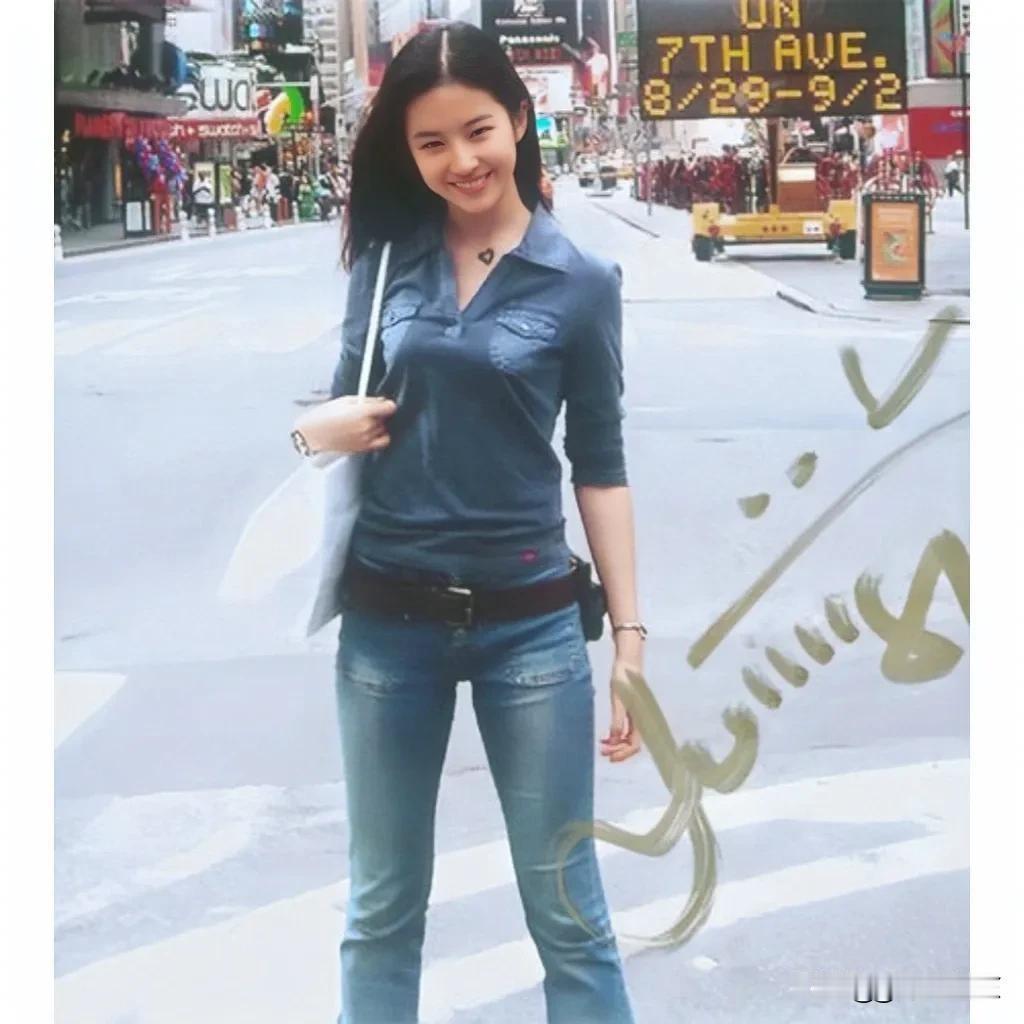 2004年，她站在美国街头，留下的美好瞬间。当时她才17岁，长发飘飘，笑容甜美，