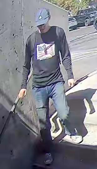 震惊！枪杀查理·柯克的凶手正脸曝光，是个年轻男人，他从楼顶跳下逃走
 
美国当地