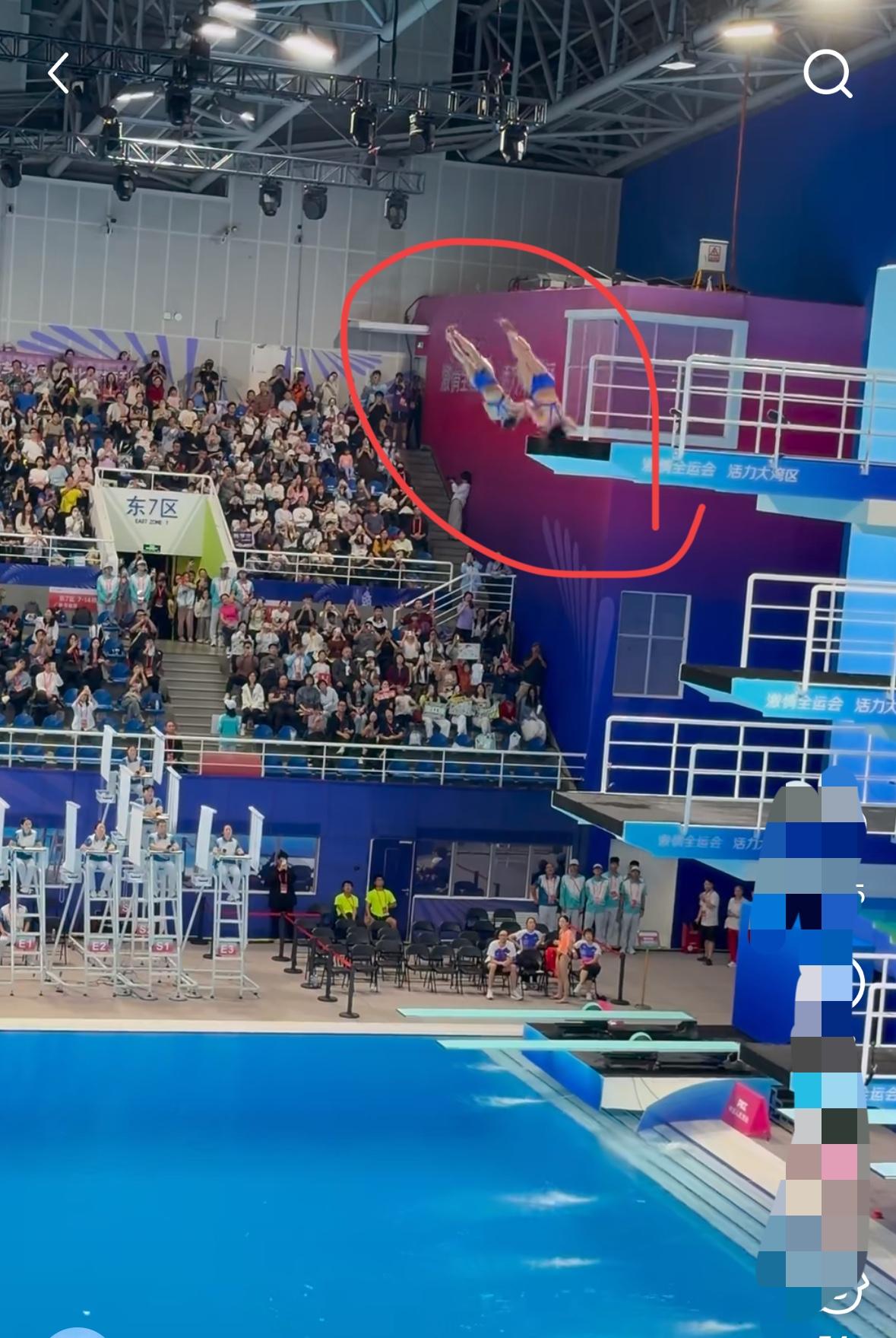 今晚才算真懂顶级运动员和普通选手的差距！看全红婵和王伟莹的二跳截图没？
全妹那滞