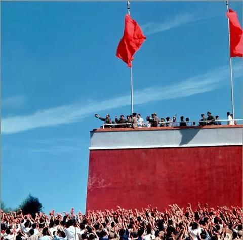 这张照片的艺术成分很高。

城墙，像是一艘乘风破浪的航船，而且是红色的船；

教